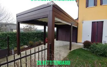 Pergola piana addossata con telo scorrevole e tende ermetiche con guide laterali